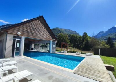 Piscine de la résidence Val de Roland un jour d'été