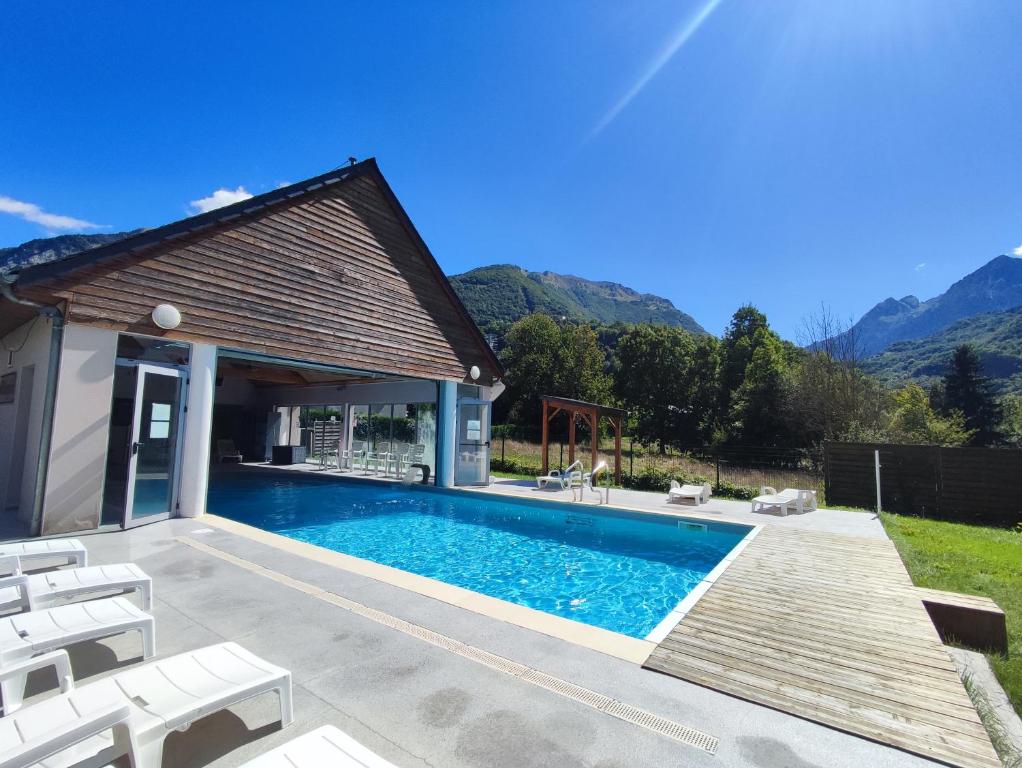Piscine de la résidence Val de Roland un jour d'été