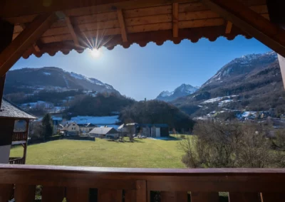 Vue sur la montagne d'un balcon de la Résidence