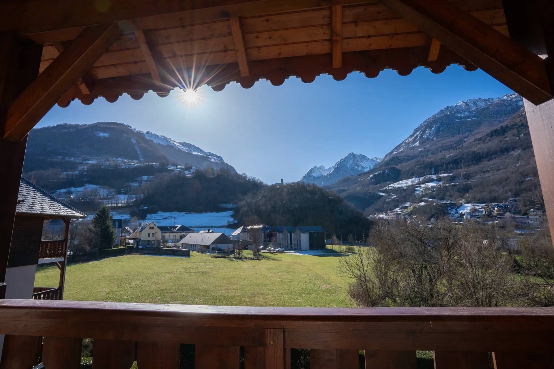 Vue sur la montagne d'un balcon de la Résidence