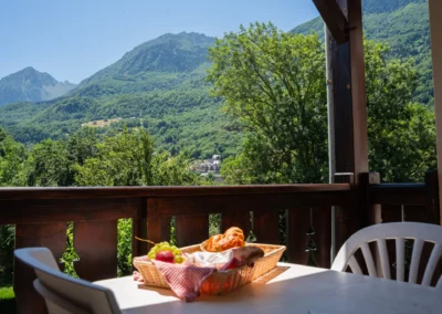 Petit-déjeuner avec vue sur les montagnes