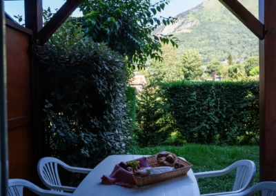 Petit-déjeuner sur une terrasse dans le jardin de la Résidence
