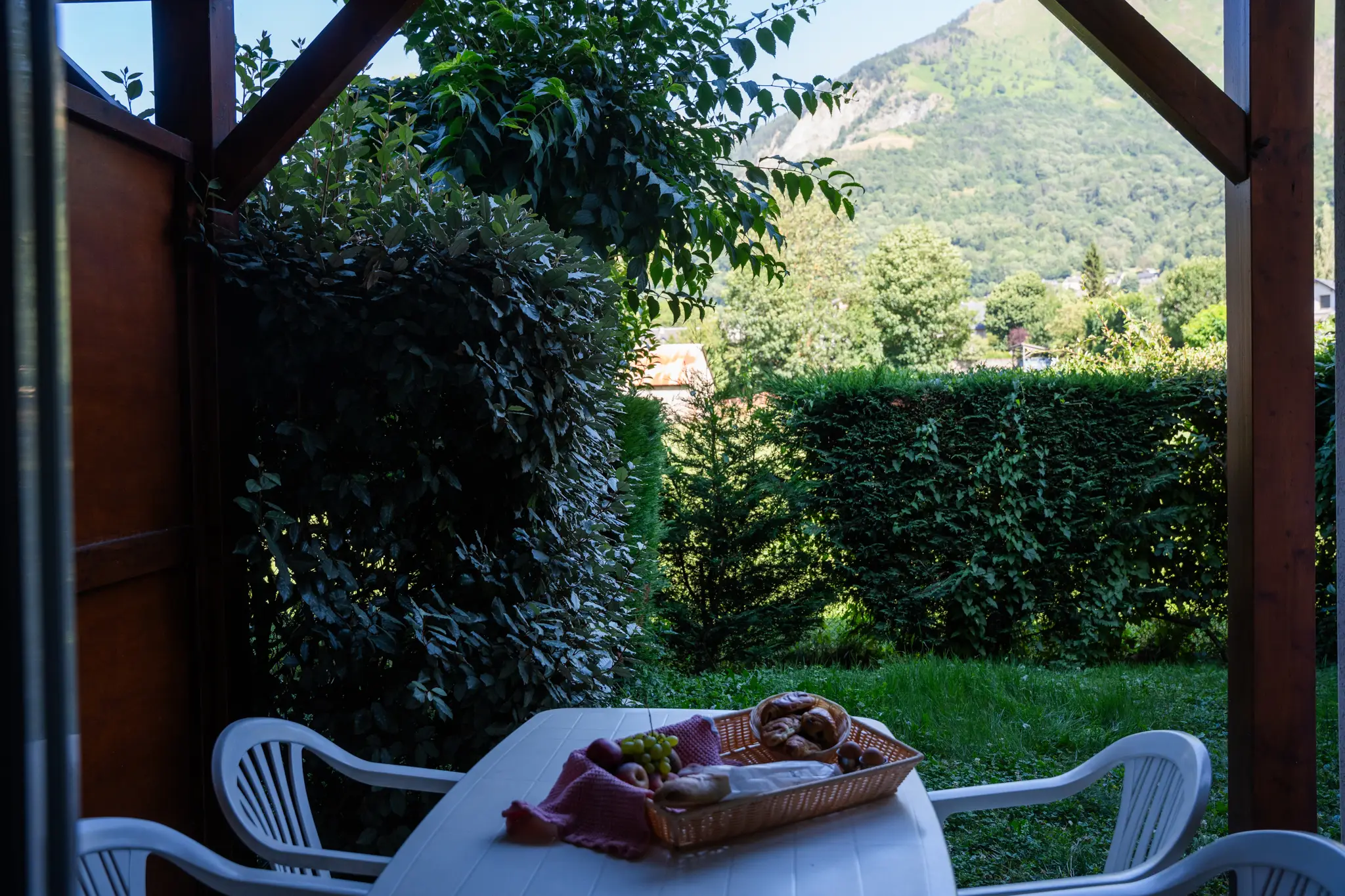 Petit-déjeuner sur une terrasse dans le jardin de la Résidence