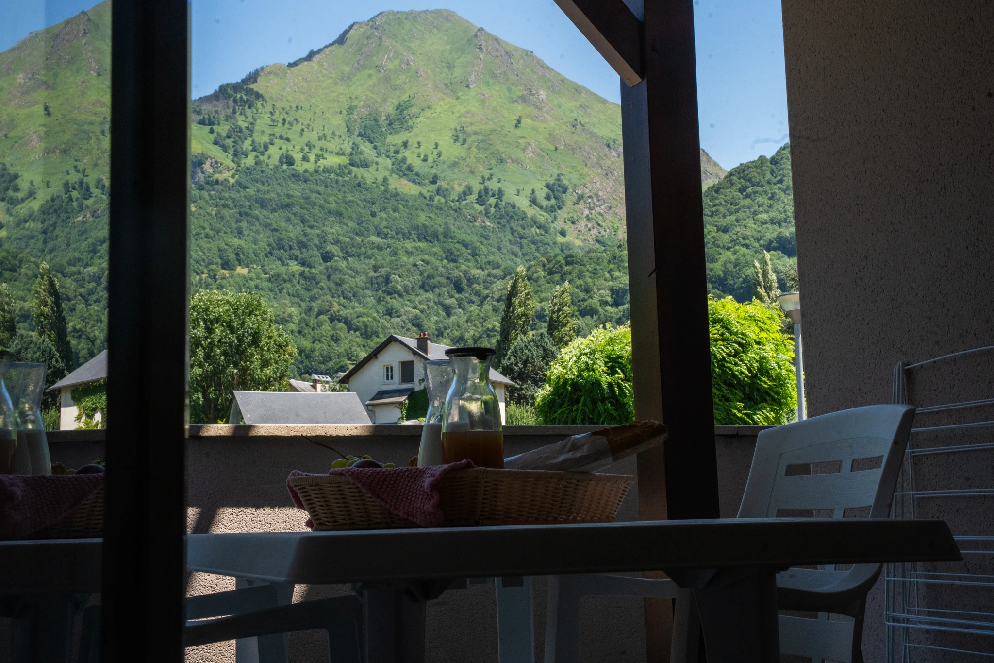 Séjour avec terrasse où le petit-déjeuner est servi et vue sur la montagne