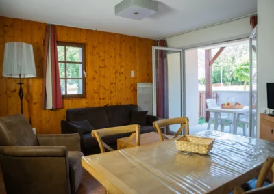 Séjour avec terrasse où le petit-déjeuner est servi