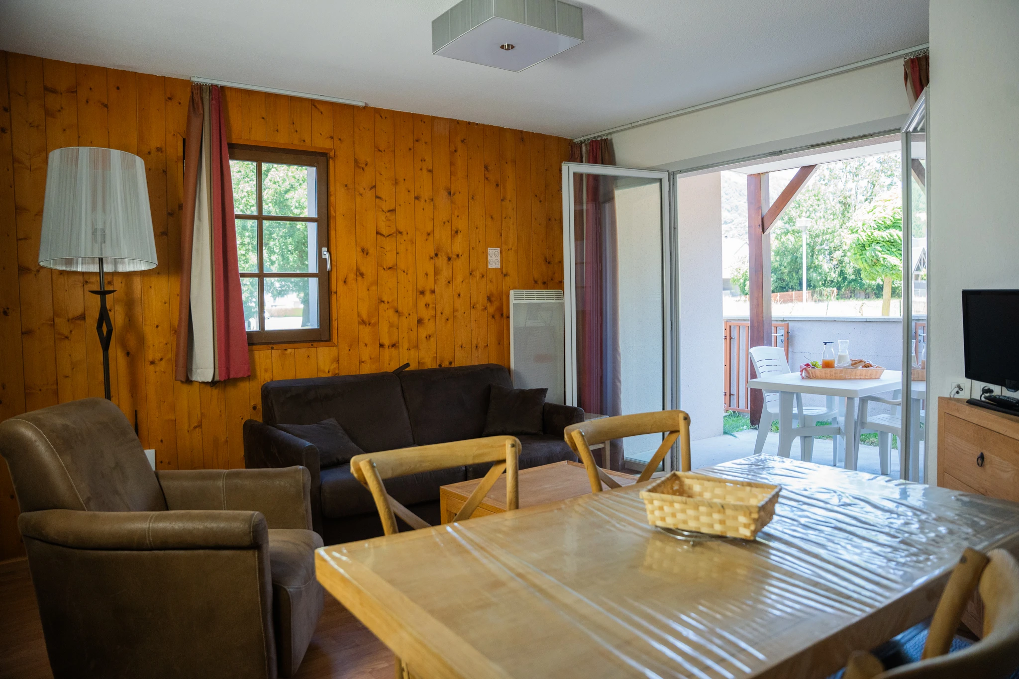 Séjour avec terrasse où le petit-déjeuner est servi