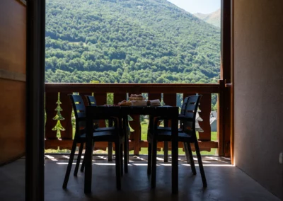 Vue sur un balcon où le petit-déjeuner est servi