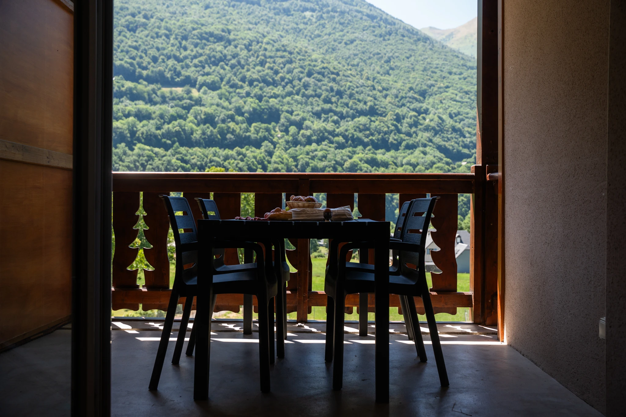 Vue sur un balcon où le petit-déjeuner est servi