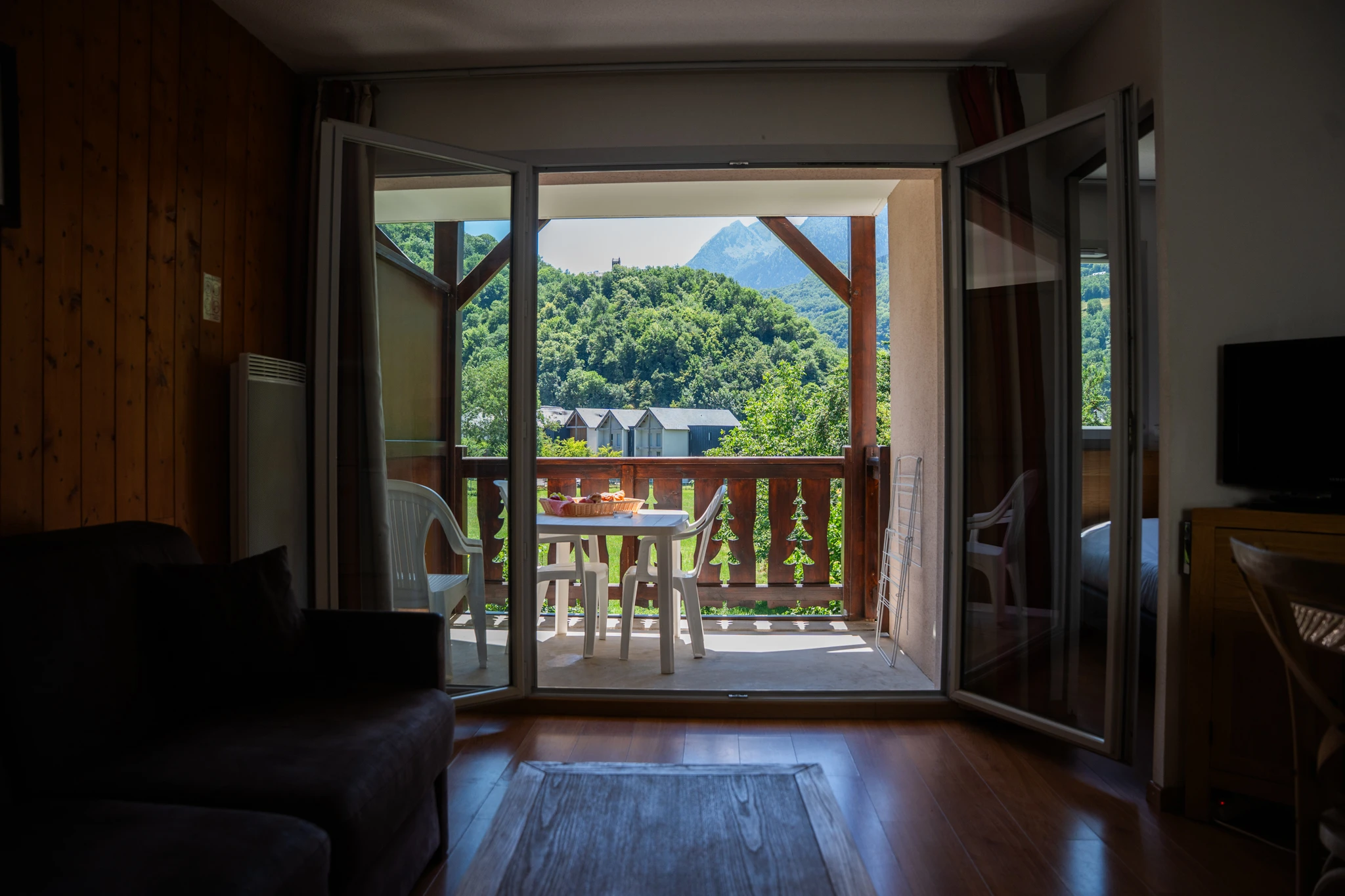 Séjour avec terrasse où le petit-déjeuner est servi et vue sur la montagne