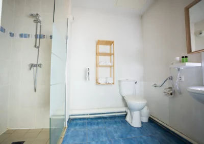 Salle de bain avec douche adaptée PMR