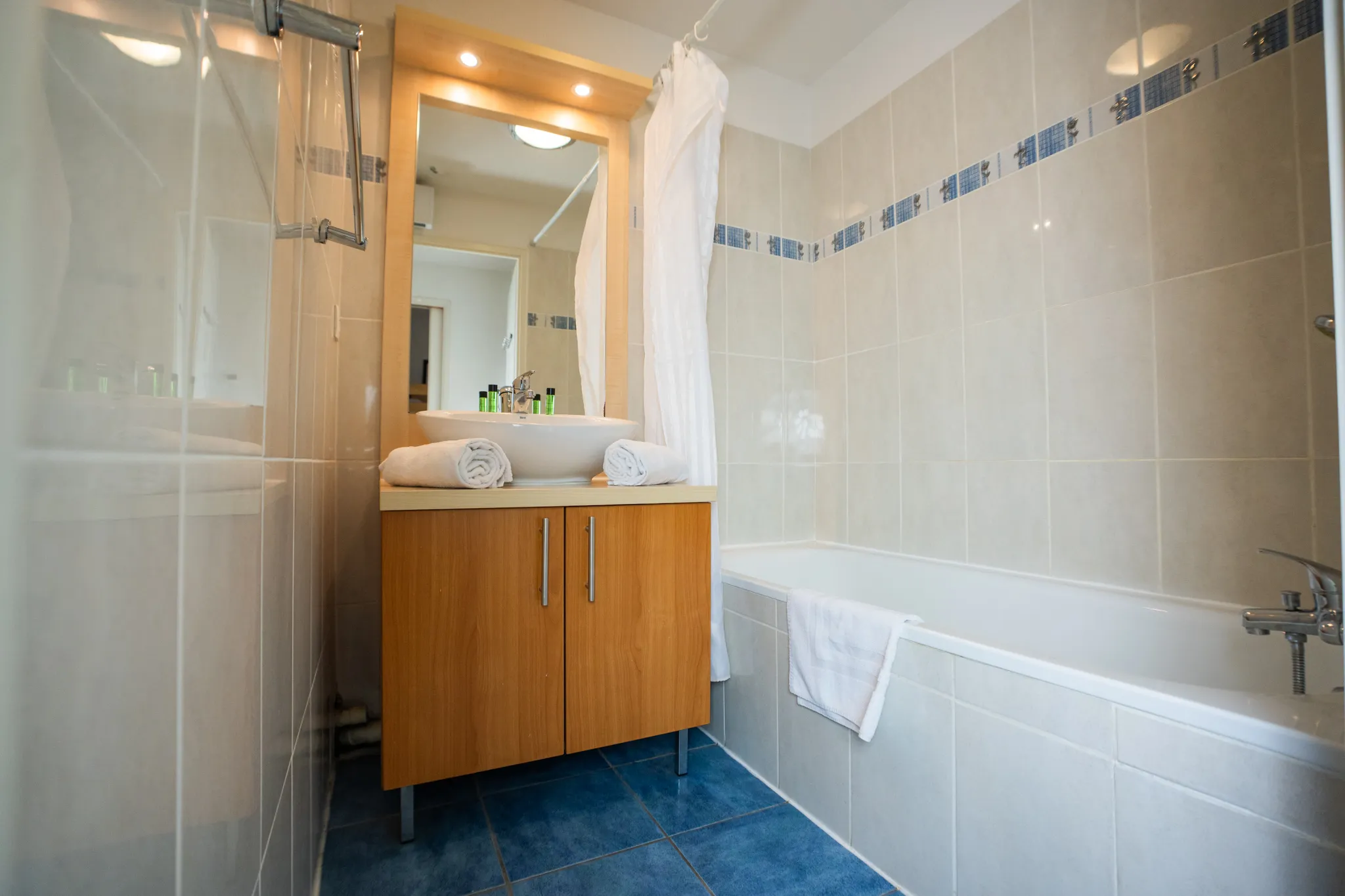 Salle de bain avec baignoire