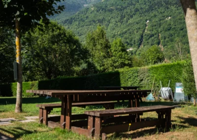 Photo d'une table de pique-nique à la Résidence Val de Roland