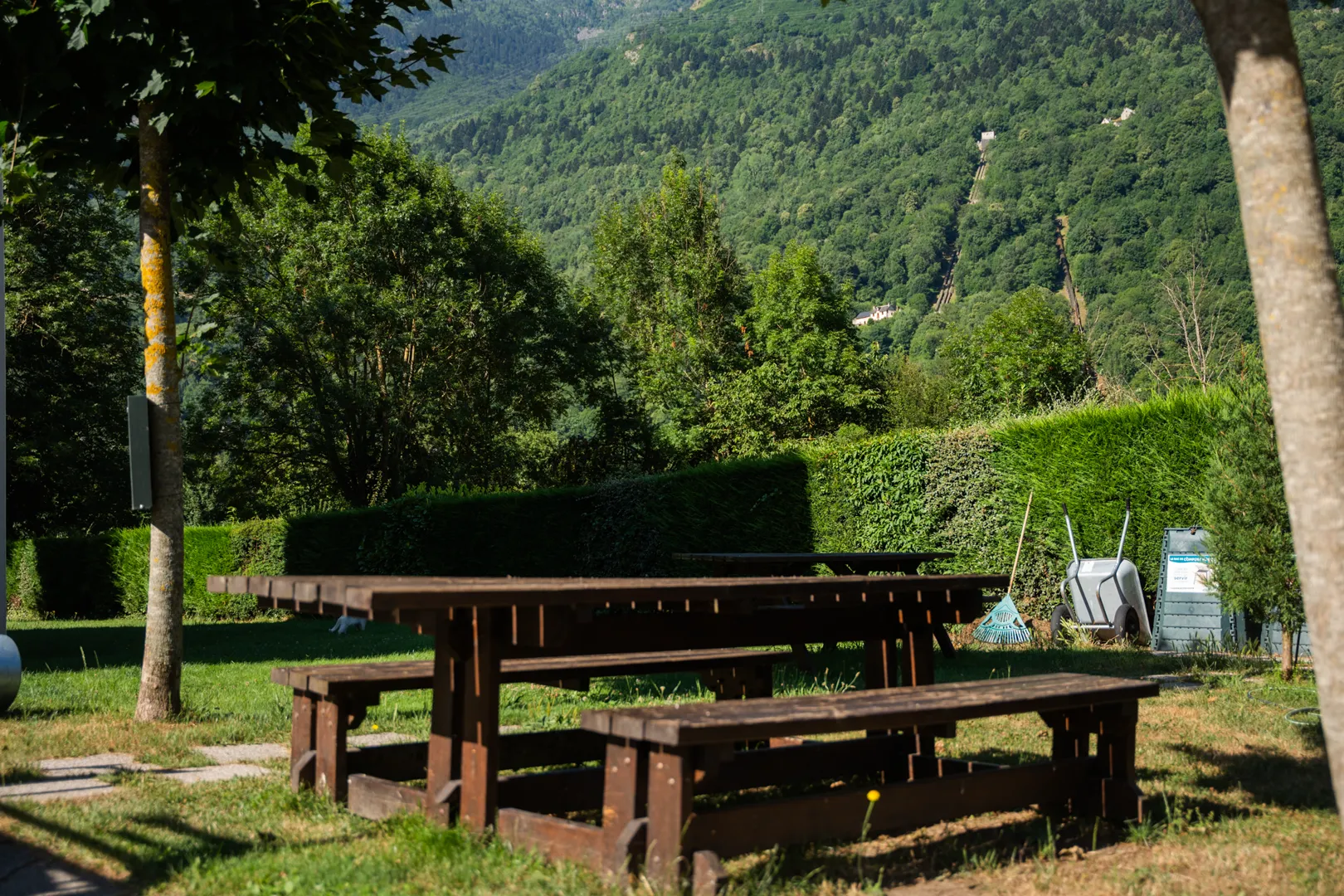 Photo d'une table de pique-nique à la Résidence Val de Roland