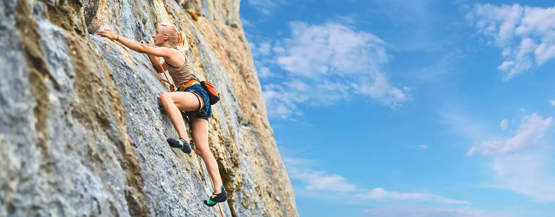 Femme en train de faire de l'escalade