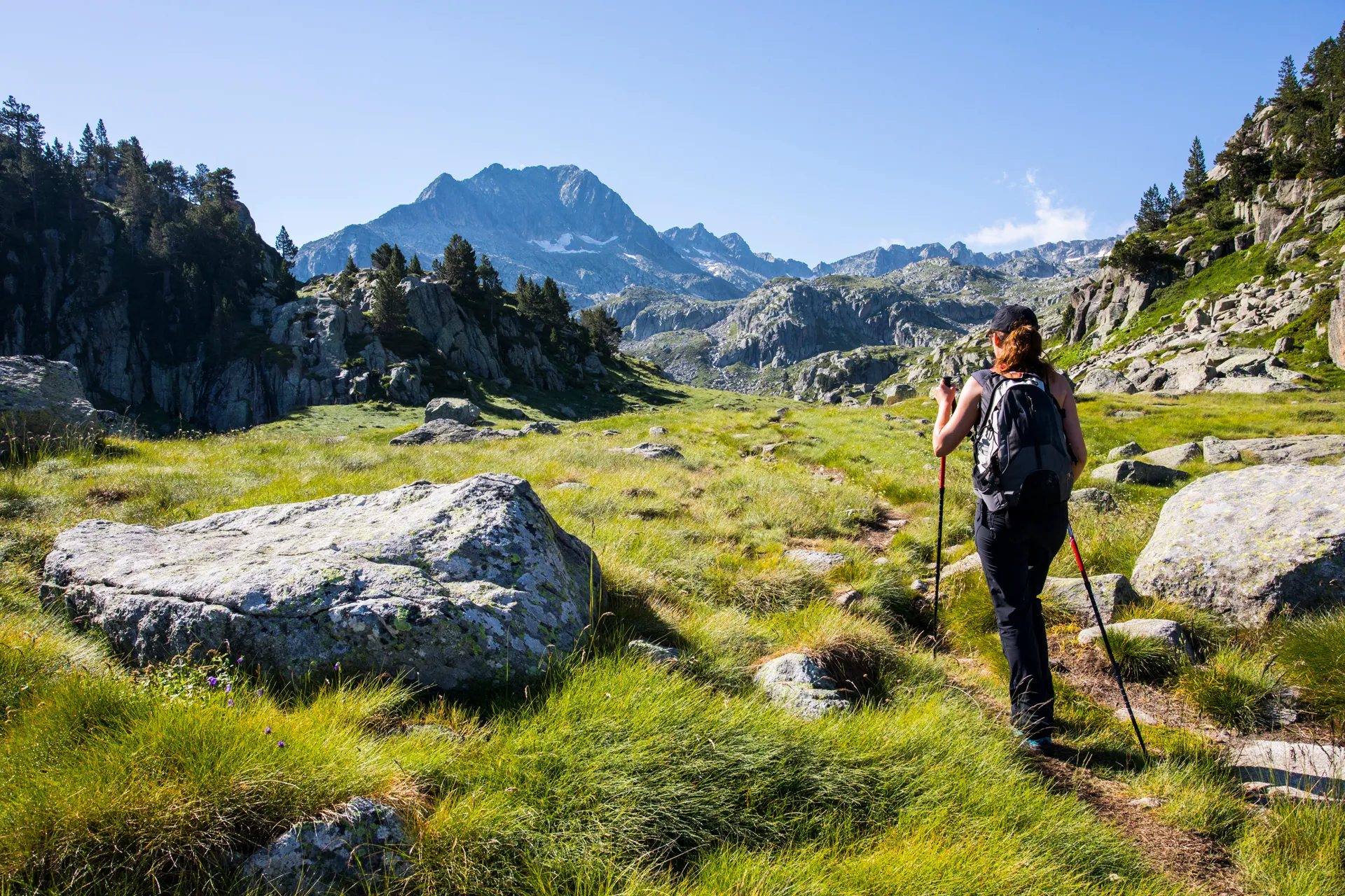 Randonneuse en montagne