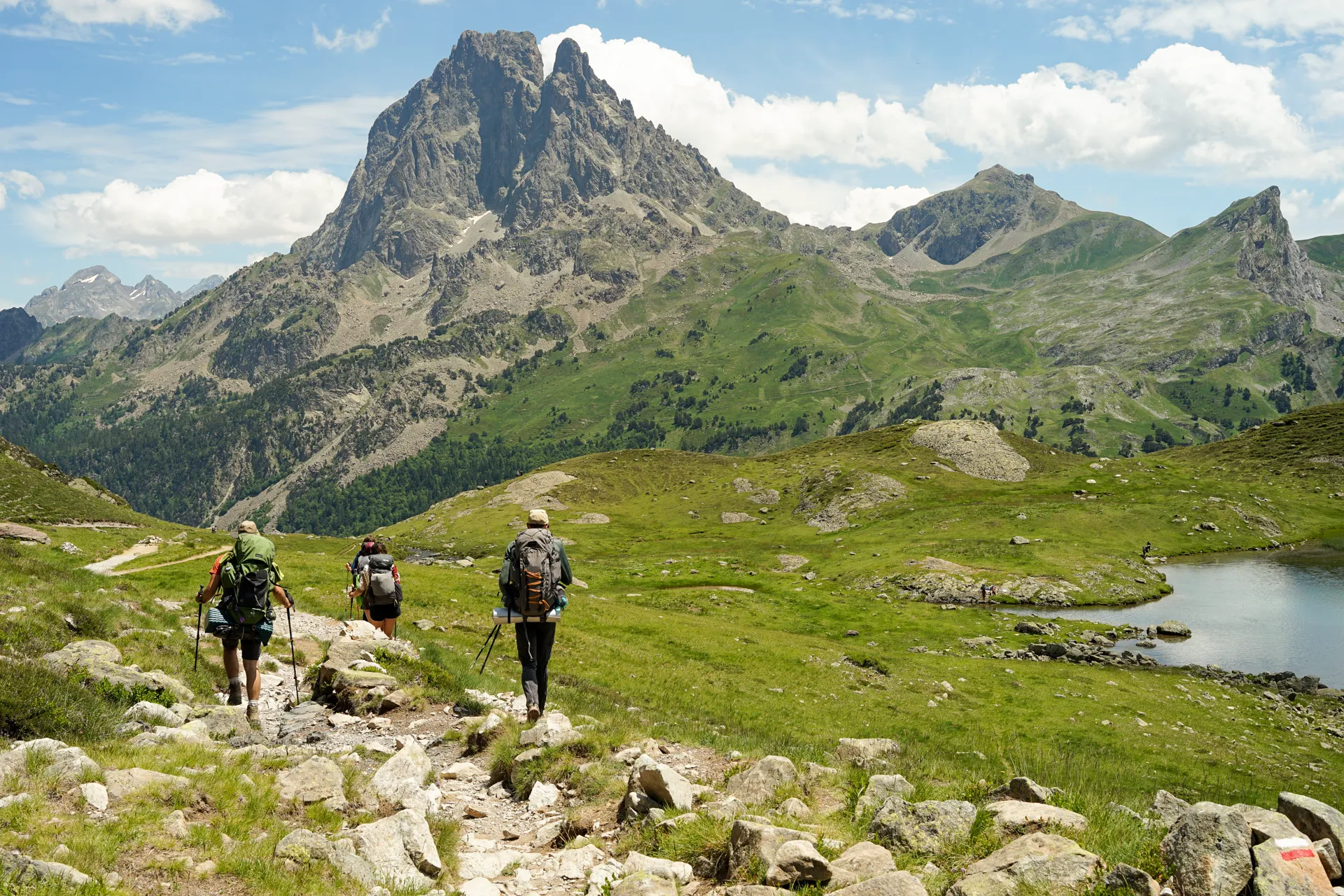 Groupe de randonneurs vers le Pic du Midi d'Ossau