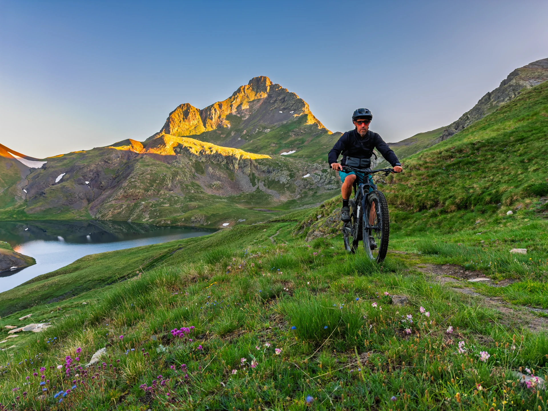 Photo d'un homme qui fait du VTT en montagne